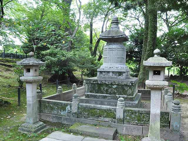 東照公えな塚（岡崎公園）